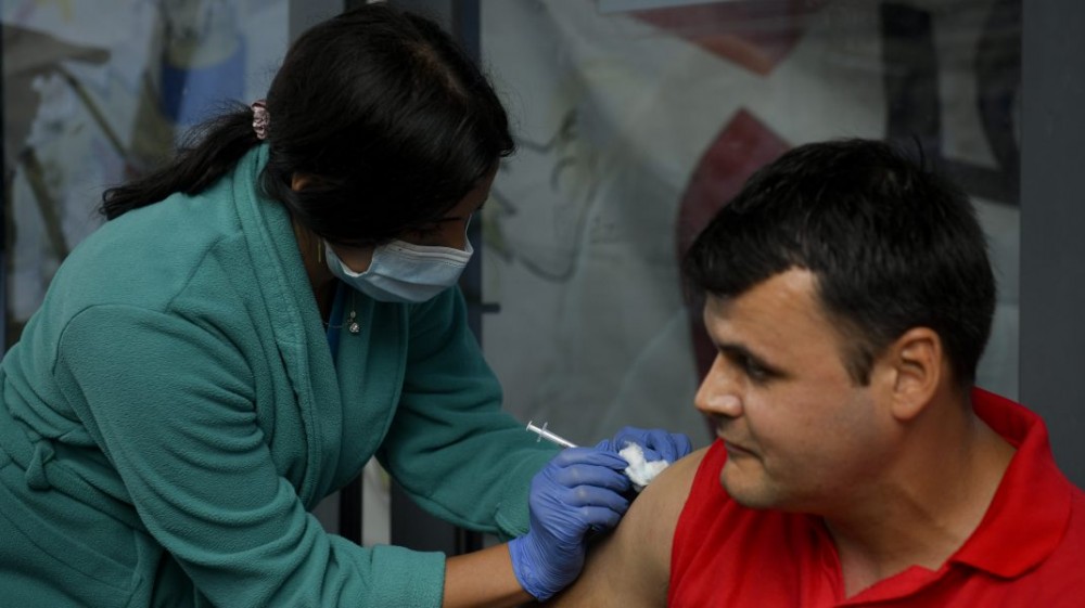 Mii de oameni vaccinați anti-COVID cu substanțe necunoscute în centre de imunizare FALSE din India