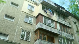 Locuitorii unui bloc de locuit din Chișinău TERORIZAȚI de purici: „Dormi şi ei te muşcă”