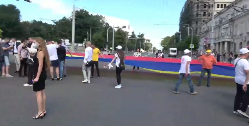 FOTO // HAOS în centrul Capitalei. Marșul comuniștilor și socialiștilor, întrerupt de AUR