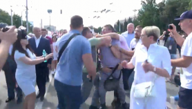 FOTO // HAOS în centrul Capitalei. Marșul comuniștilor și socialiștilor, întrerupt de AUR