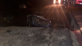 Au ignorat semnele rutiere temporare și au ajuns cu mașinile într-o groapă săpată pe un drum aflat în reparație
