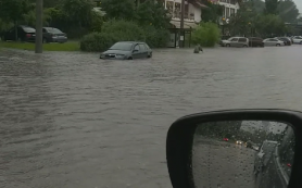 VIDEO // Chișinău s-a transformat în Veneția. Strada Albișoara este impracticabilă