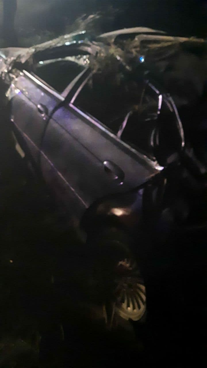 FOTO // TRAGEDIE la Drochia. Șoferul unui BMW a murit, iar alte două persoane au ajuns la spital din cauza vitezei excesive