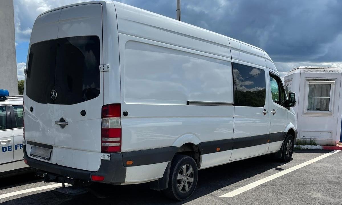 FOTO // Un moldovean a fost reținut în România la volanul unui microbuz căutat în Bulgaria