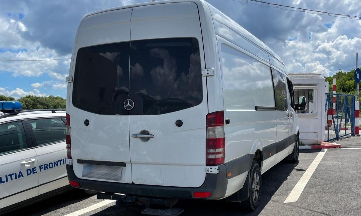 FOTO // Un moldovean a fost reținut în România la volanul unui microbuz căutat în Bulgaria