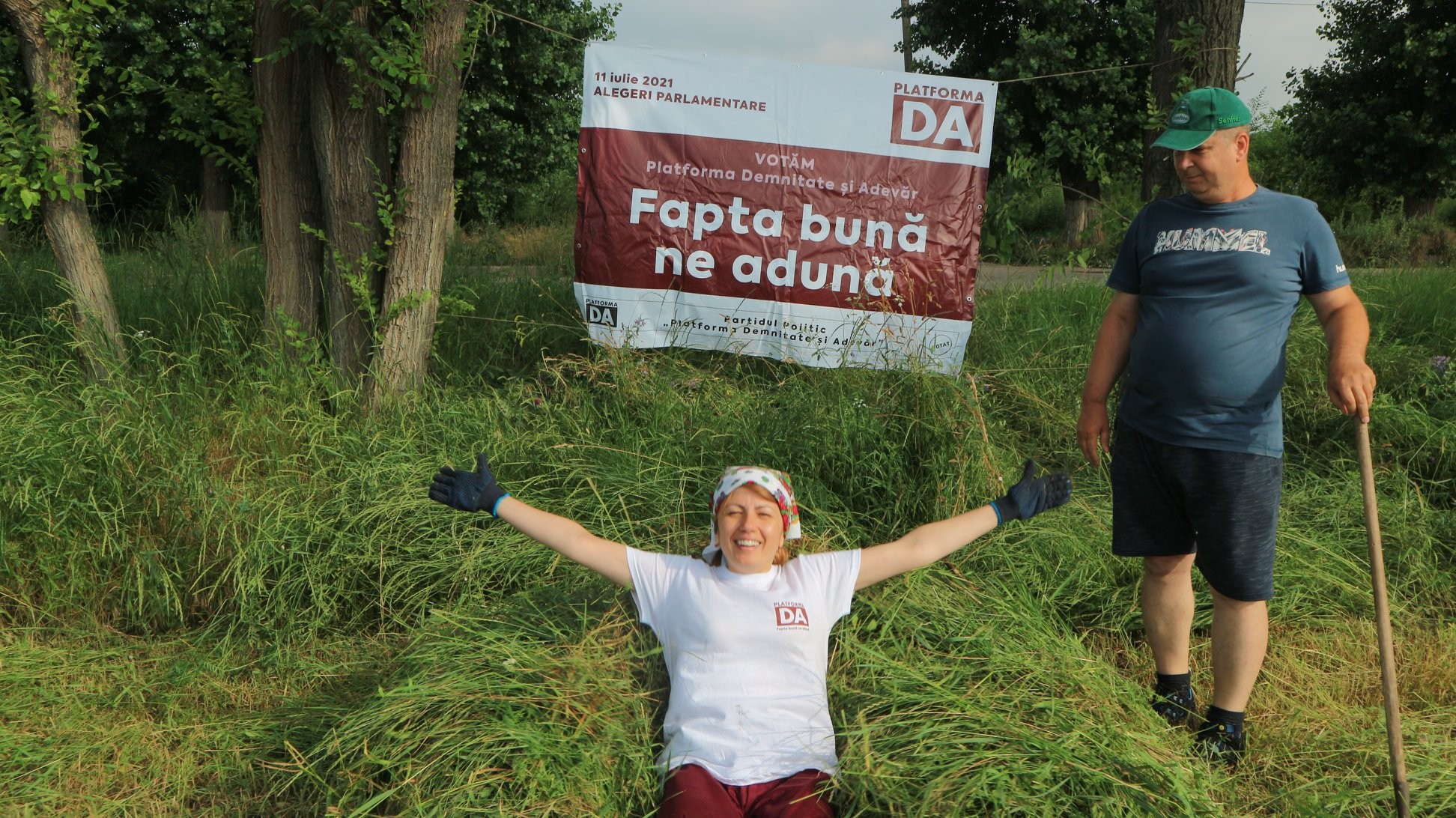 FOTO // Deputata Arina Spătaru i-a dat în obraz lui Renato Usatîi. A urcat la volanul unui tractor și a cosit iarba