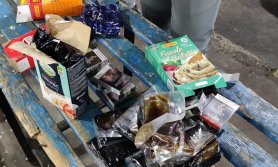 FOTO // Un moldovean a fost prins cu nouă kilograme de tutun ascunse în cutii pentru alimente