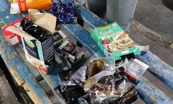 FOTO // Un moldovean a fost prins cu nouă kilograme de tutun ascunse în cutii pentru alimente