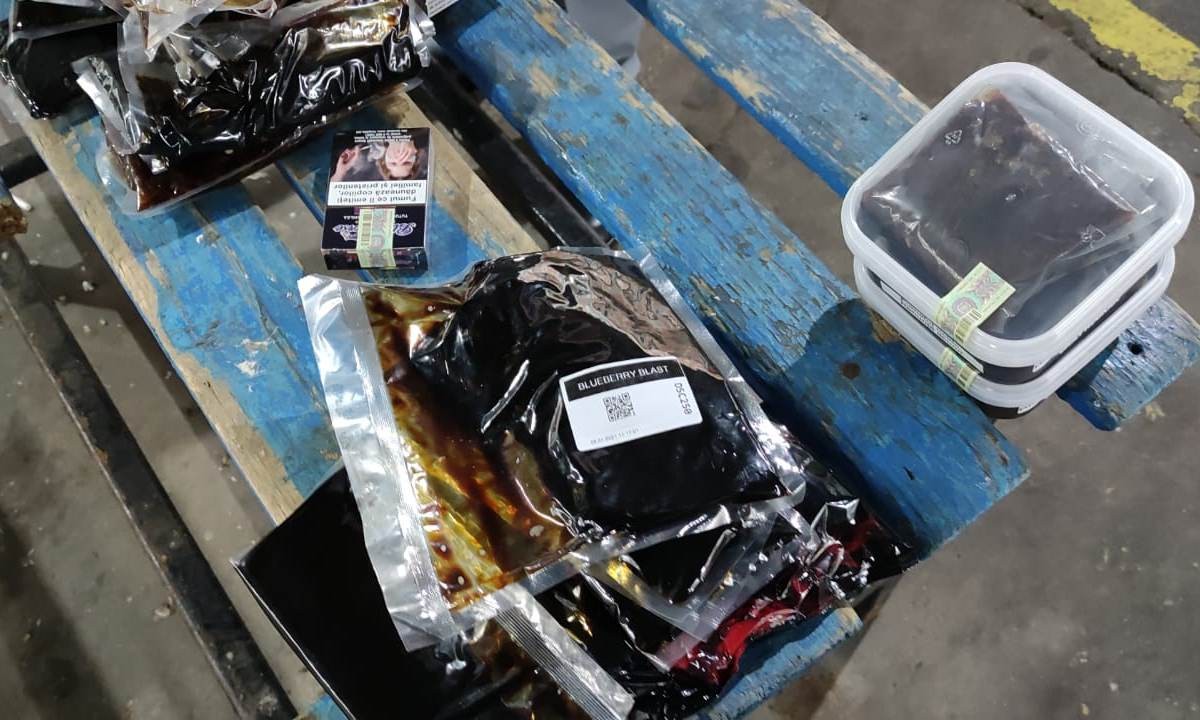 FOTO // Un moldovean a fost prins cu nouă kilograme de tutun ascunse în cutii pentru alimente