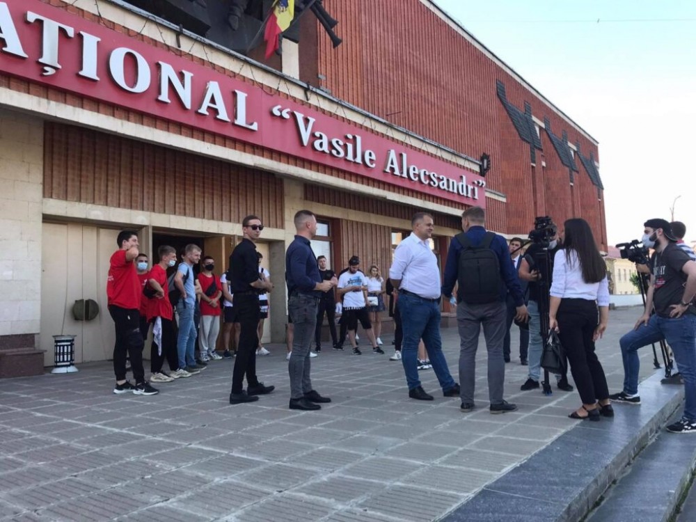 Ultima ORĂ // O echipă de jurnaliști agresați fizic la Bălți de către socialiști (FOTO)