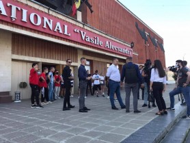 Ultima ORĂ // O echipă de jurnaliști agresați fizic la Bălți de către socialiști (FOTO)