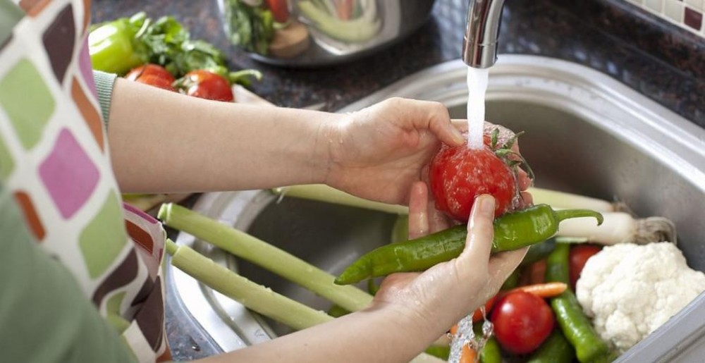Ce se întâmplă de fapt dacă pui legumele în apă cu bicarbonat de sodiu. Trucul pe care îl vei folosi mereu