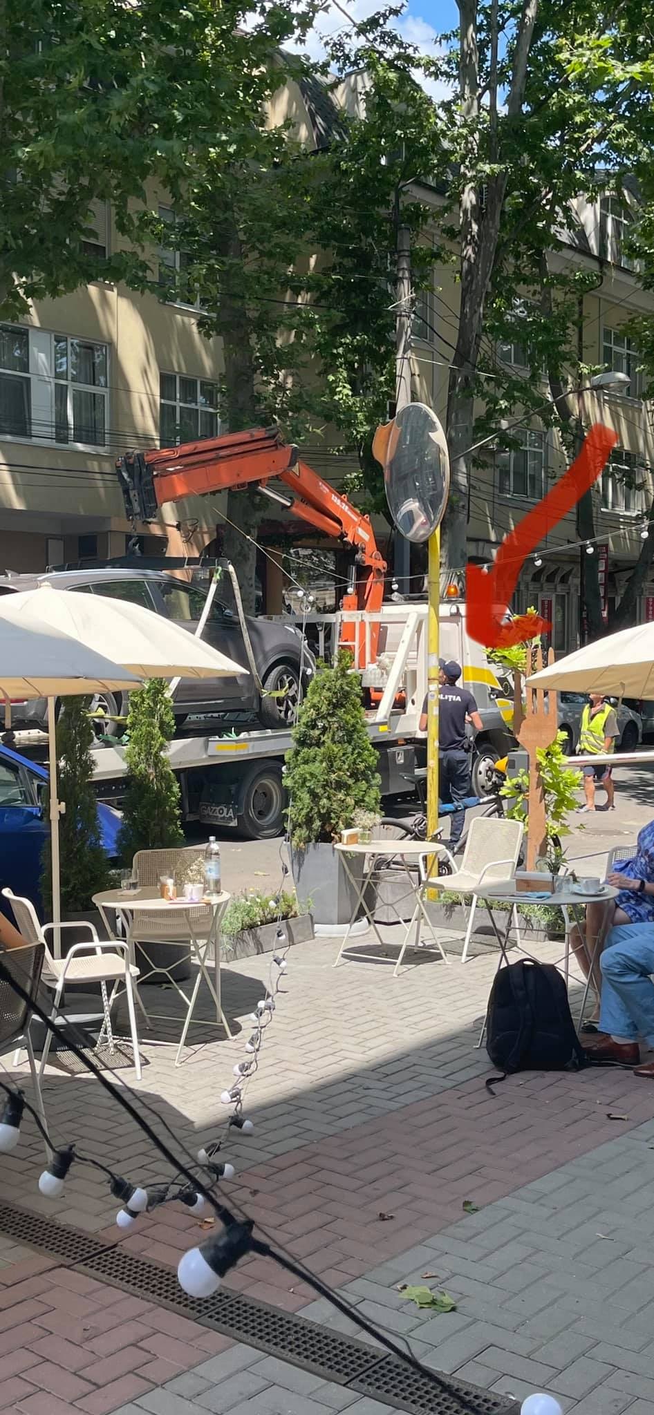 FOTO // Cabluri rupte, bunurile unui local deteriorate și ambuteiaj. Totul pentru a evacua mașinile parcate neregulamentar