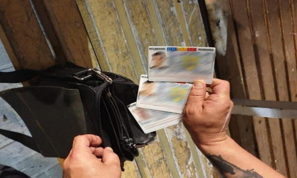 FOTO // Un moldovean a fost prins cu trei documente de identitate românești false