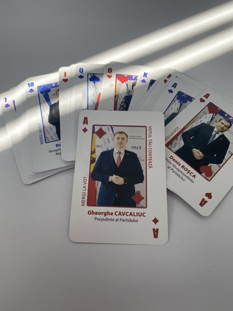 Cărțile de joc PACE, în care Gheorghe Cavcaliuc e as de carouri, se vând în piața centrală. Vezi cât costă