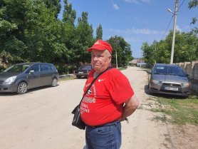 FOTO // La Ustia, oamenii sunt aduși organizat: Frăția penalilor în acțiune