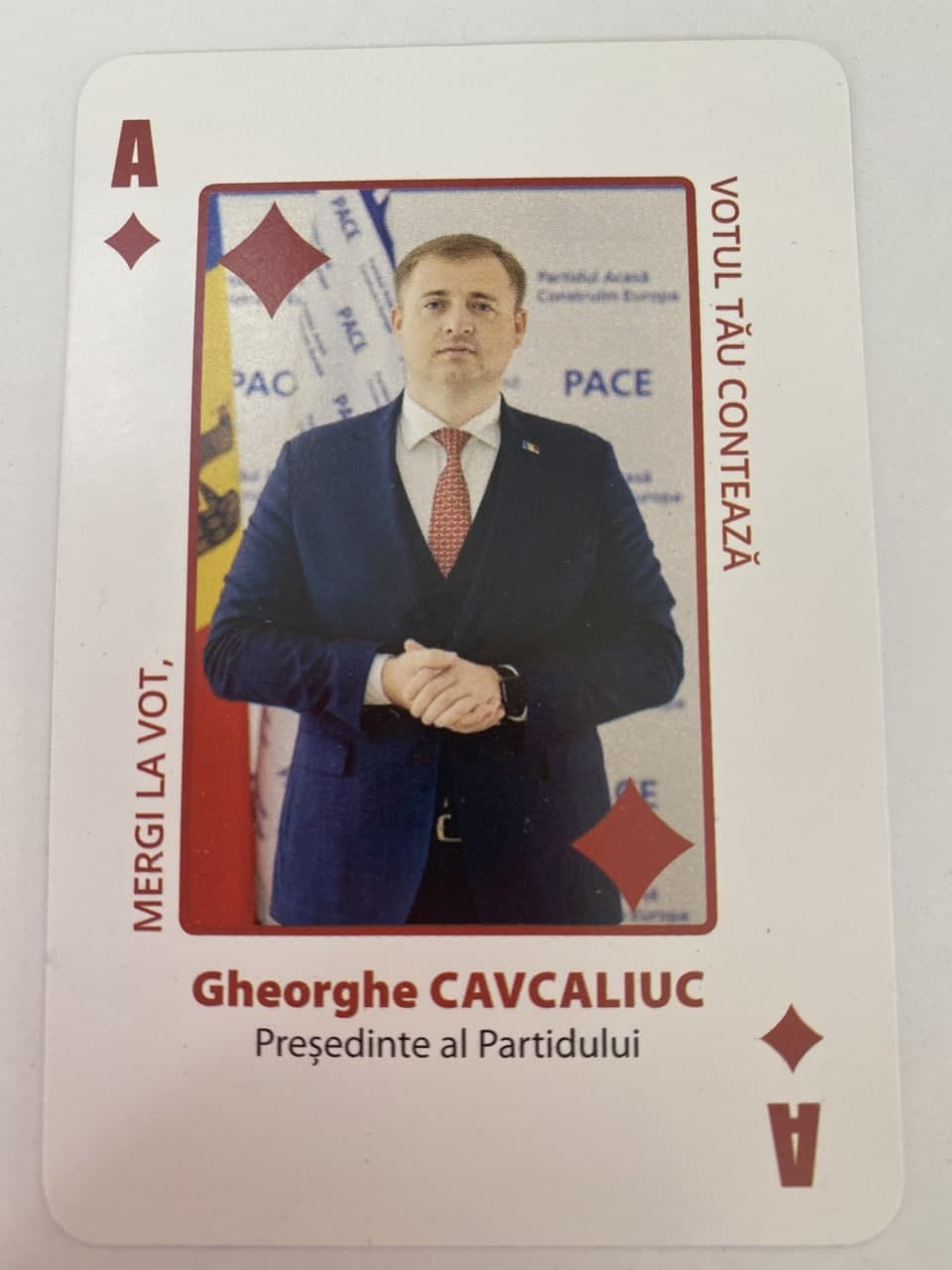 Cărțile de joc PACE, în care Gheorghe Cavcaliuc e as de carouri, se vând în piața centrală. Vezi cât costă