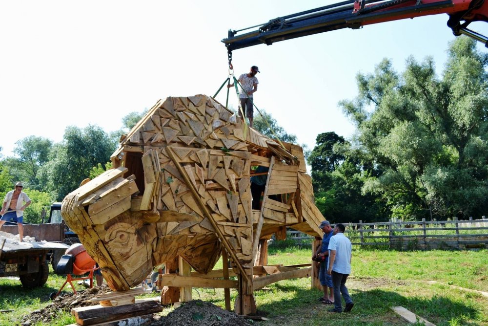 FOTO // Un zimbru uriaș din lemn, instalat pe teritoriul rezervației naturale „Pădurea Domnească”