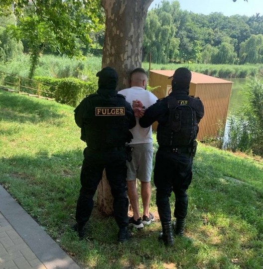 FOTO // Au crezut că sunt în anii 90. Trei bărbați au fost reținuți pentru că cereau mii de euro fără motiv