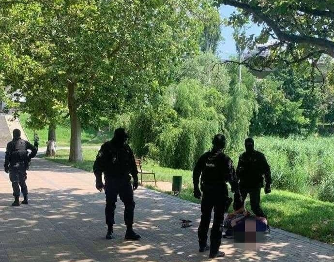 FOTO // Au crezut că sunt în anii 90. Trei bărbați au fost reținuți pentru că cereau mii de euro fără motiv