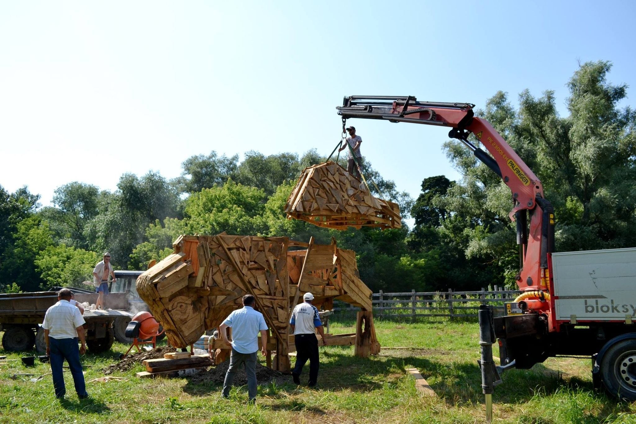 FOTO // Un zimbru uriaș din lemn, instalat pe teritoriul rezervației naturale „Pădurea Domnească”