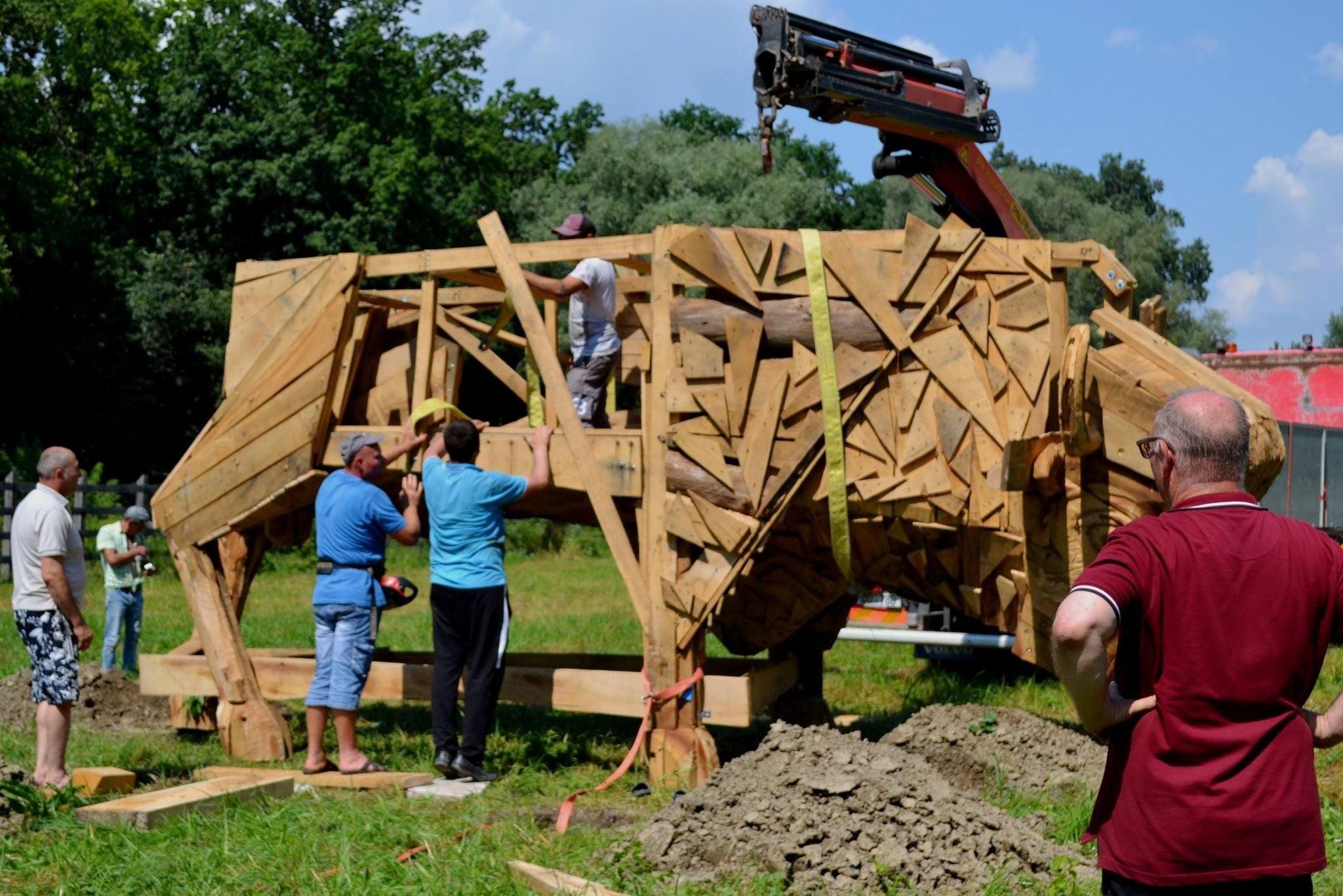 FOTO // Un zimbru uriaș din lemn, instalat pe teritoriul rezervației naturale „Pădurea Domnească”