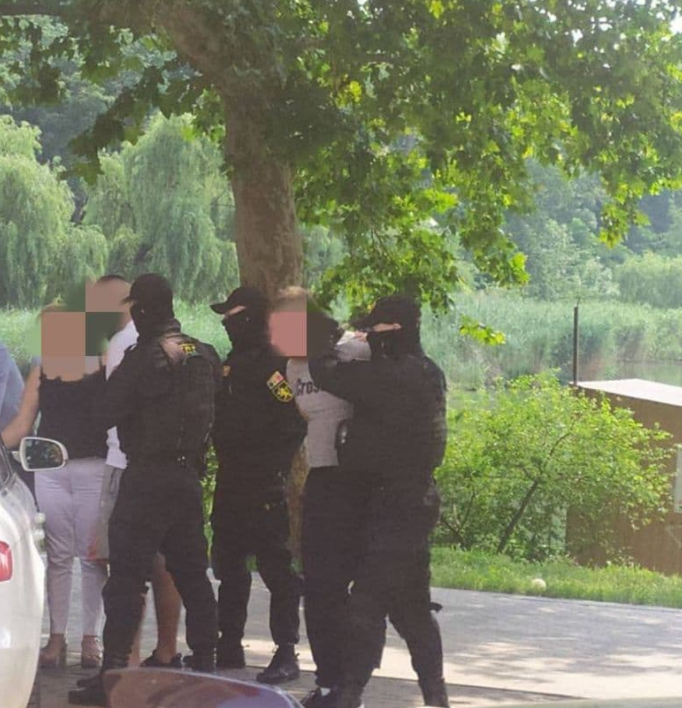 FOTO // Au crezut că sunt în anii 90. Trei bărbați au fost reținuți pentru că cereau mii de euro fără motiv