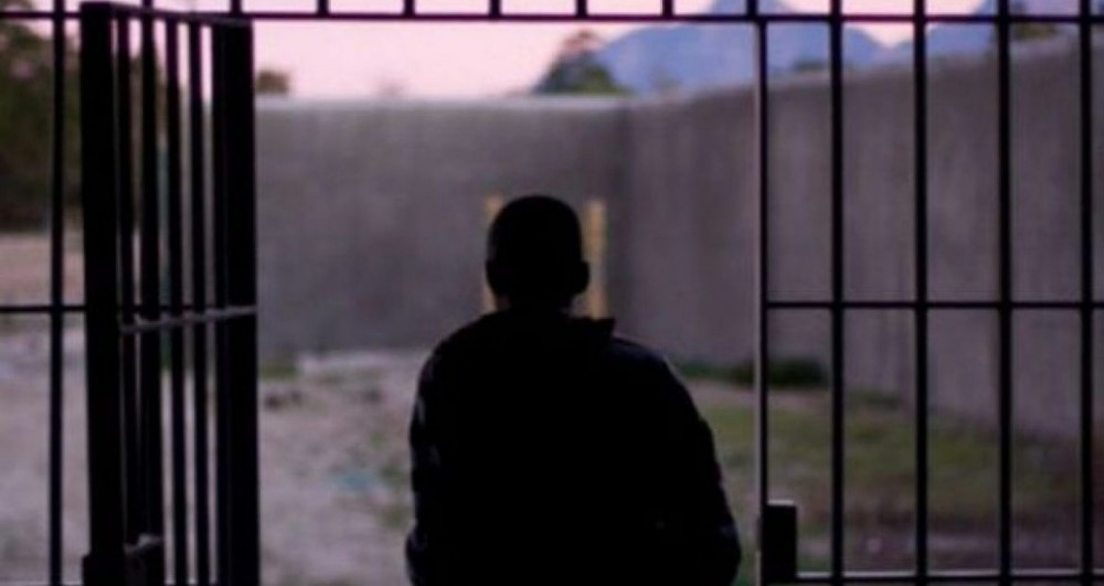 Poveste INCREDIBILĂ. Un deținut s-a îndrăgostit de șefa de secție din penitenciar și a început să o urmărească după eliberare