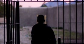 Poveste INCREDIBILĂ. Un deținut s-a îndrăgostit de șefa de secție din penitenciar și a început să o urmărească după eliberare
