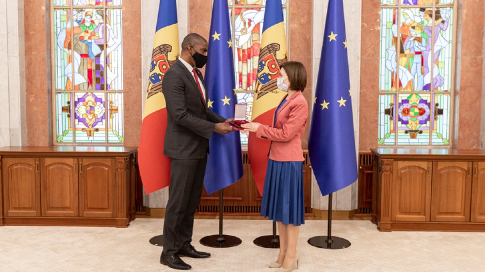 Maia Sandu l-a decorat cu „Ordinul de Onoare” pe Ambasadorul SUA, Dereck J. Hogan
