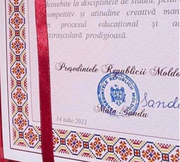 FOTO // Pe una dintre diplomele înmânate de Maia Sandu absolvenților ar apărea numele lui… Igor Dodon