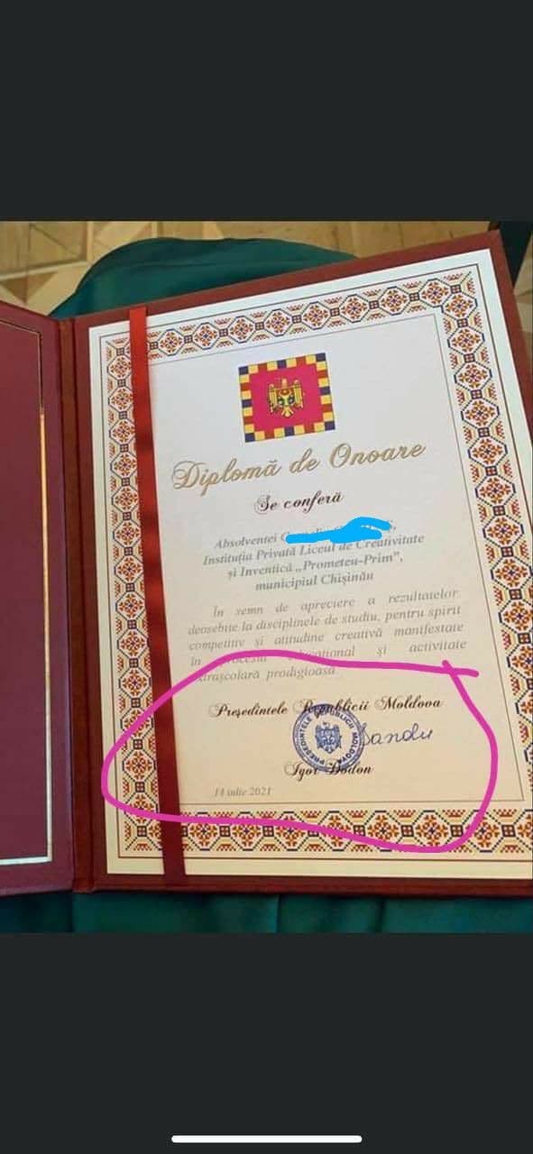 FOTO // Pe una dintre diplomele înmânate de Maia Sandu absolvenților ar apărea numele lui… Igor Dodon