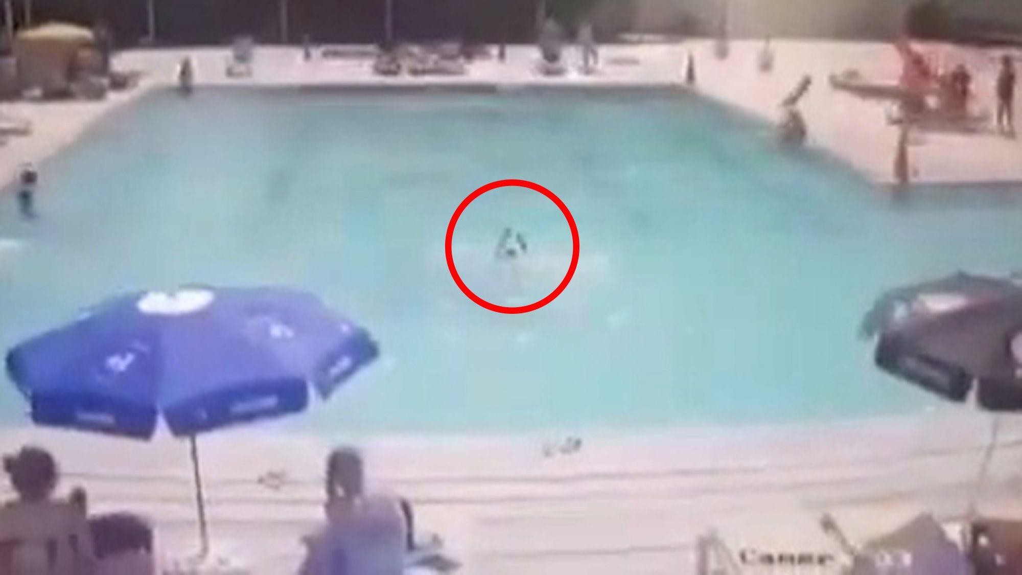 FOTO // Un băieţel a murit înecat în piscină, chiar în faţa părinţilor