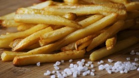 Secretul cartofilor prăjiţi crocanţi ca la fast-food. Trucul pe care puţini îl ştiu