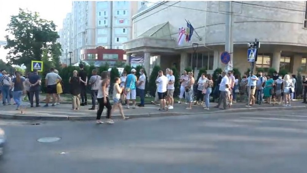 Interes sporit manifestat de moldoveni față de imunizare. Cozi uriașe, surprinse la maratonul universitar de vaccinare anti-COVID