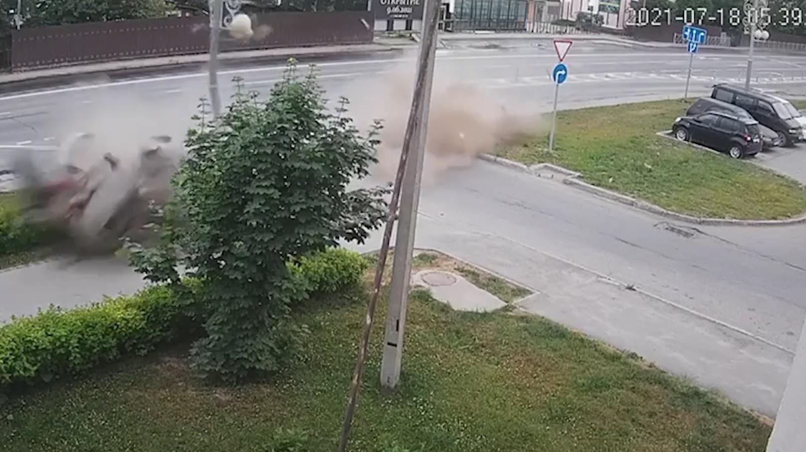 FOTO // Momentul dramatic în care o Toyota se rupe în două, după ce loveşte cu viteză un stâlp