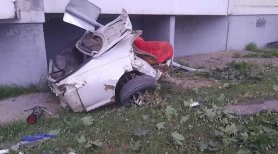 FOTO // Momentul dramatic în care o Toyota se rupe în două, după ce loveşte cu viteză un stâlp