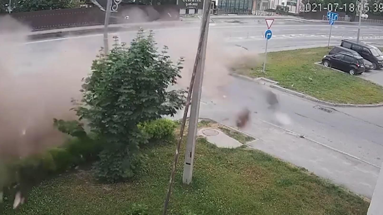 FOTO // Momentul dramatic în care o Toyota se rupe în două, după ce loveşte cu viteză un stâlp