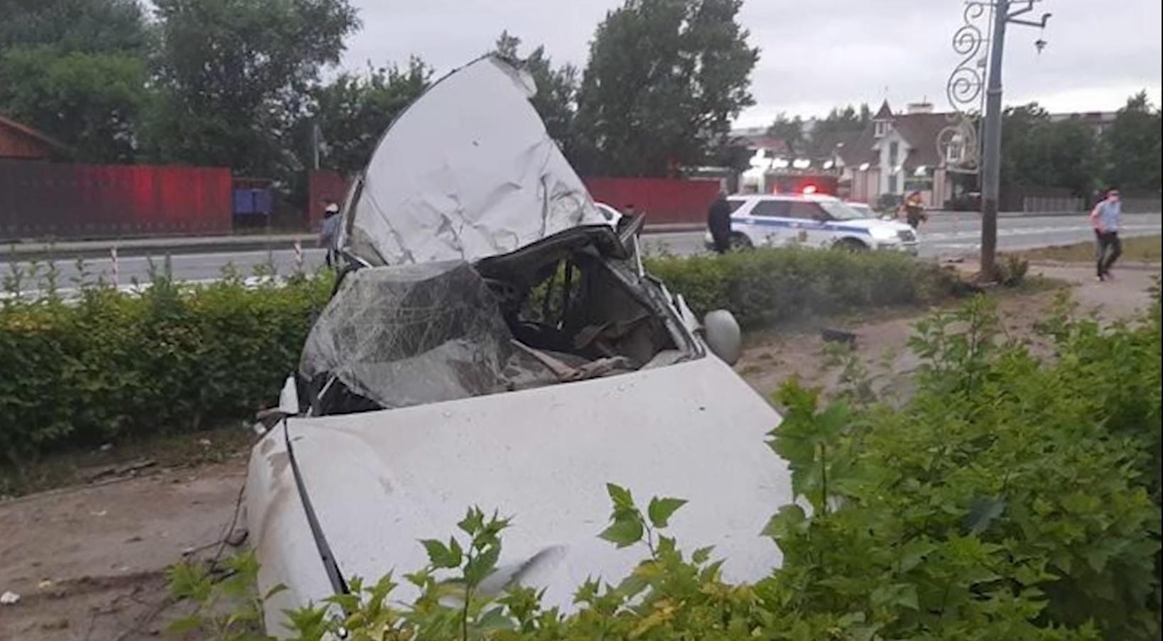 FOTO // Momentul dramatic în care o Toyota se rupe în două, după ce loveşte cu viteză un stâlp