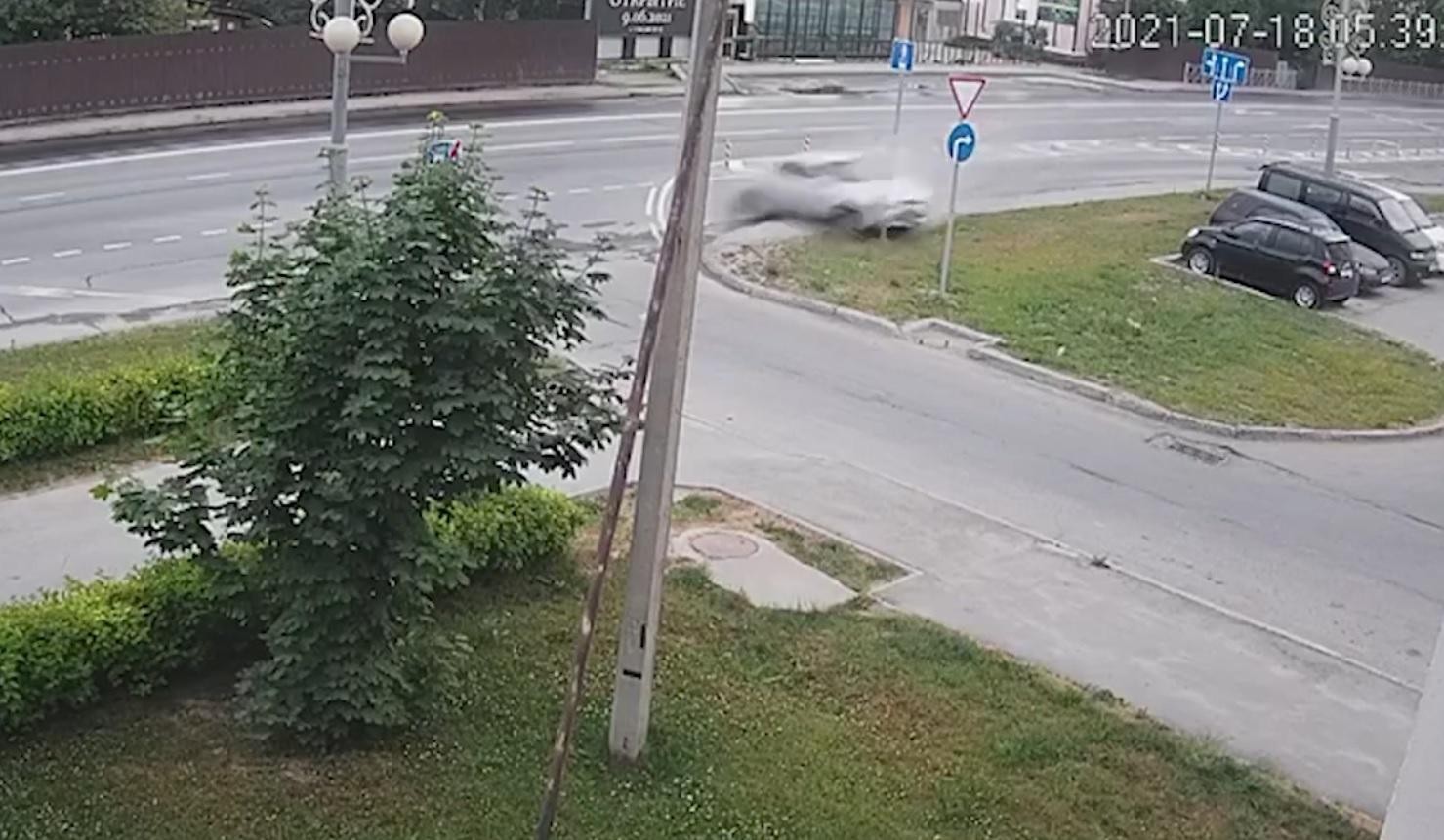 FOTO // Momentul dramatic în care o Toyota se rupe în două, după ce loveşte cu viteză un stâlp