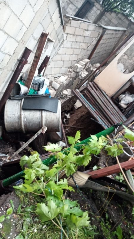 FOTO // Tragedie la Nisporeni. Un bărbat s-a ales cu arsuri grave după ce o butelie de gaz a explodat