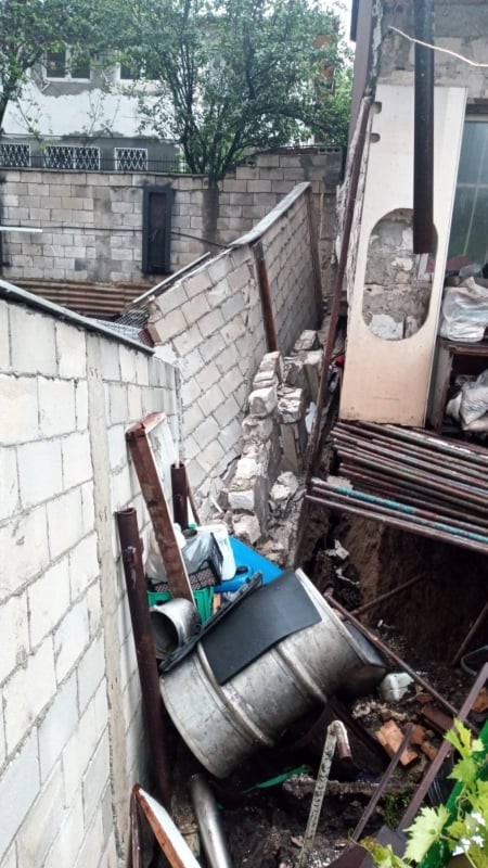 FOTO // Tragedie la Nisporeni. Un bărbat s-a ales cu arsuri grave după ce o butelie de gaz a explodat