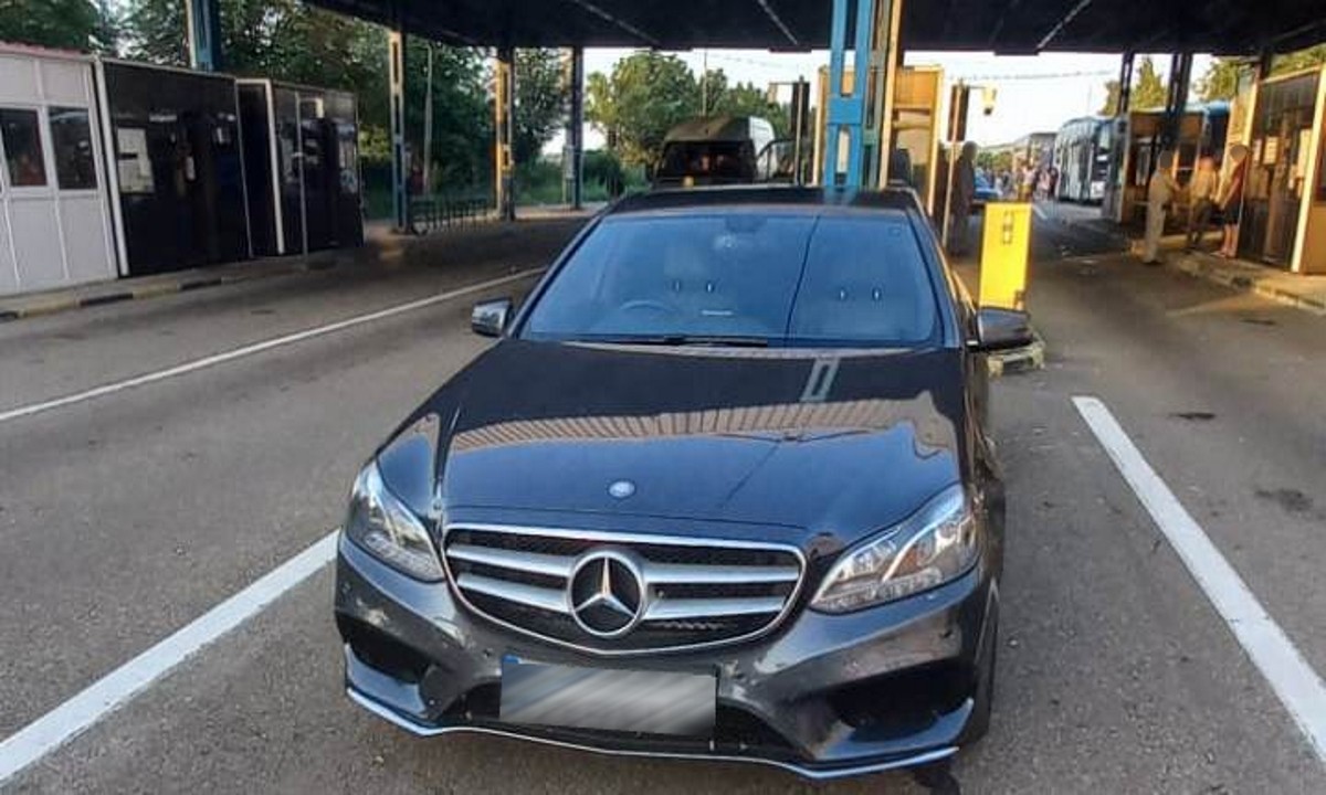 FOTO // Mercedes-Benz furat din Marea Britanie, retinut la Albița