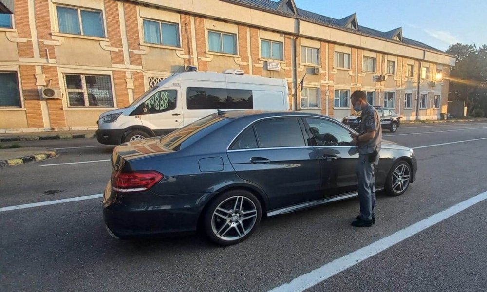 FOTO // Mercedes-Benz furat din Marea Britanie, retinut la Albița