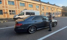 FOTO // Mercedes-Benz furat din Marea Britanie, retinut la Albița