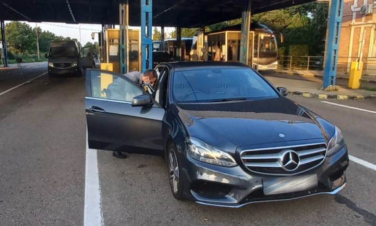 FOTO // Mercedes-Benz furat din Marea Britanie, retinut la Albița