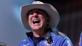 Jeff Bezos, după primul zbor în spaţiu: „Terra e un mic obiect fragil, iar când locuim pe această planetă facem pagube”