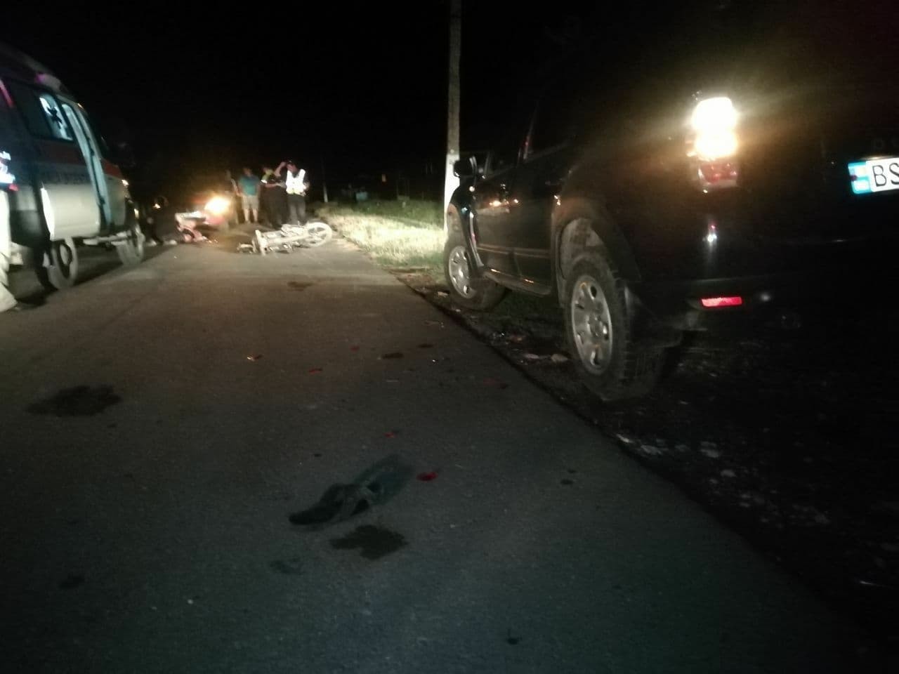 Tragedie la Dondușeni. Un tânăr a murit după ce s-a lovit cu motoreta într-un Duster
