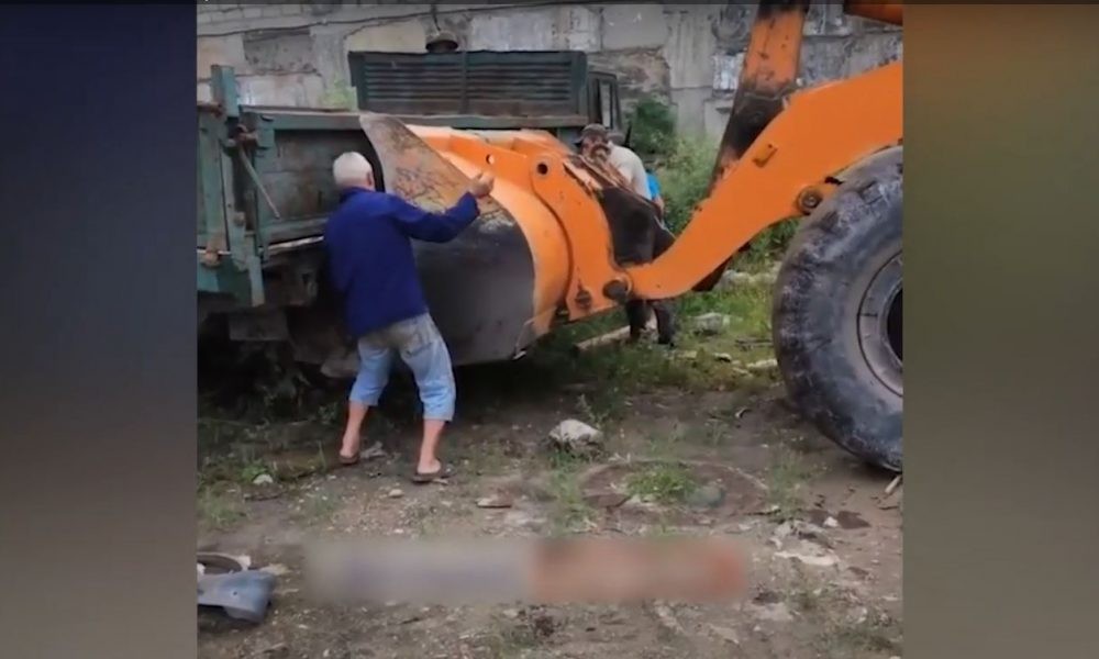 Incident la Bălți! Un bărbat a scăpat ca prin urechile acului după ce a rămas blocat sub un camion