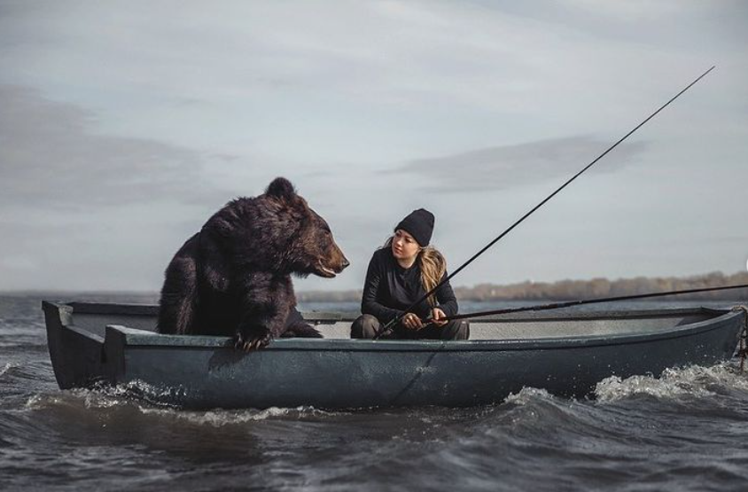 FOTO/VIDEO: Momentul în care o femeie merge la pescuit cu un...urs. Imaginile inedite au uimit internetul